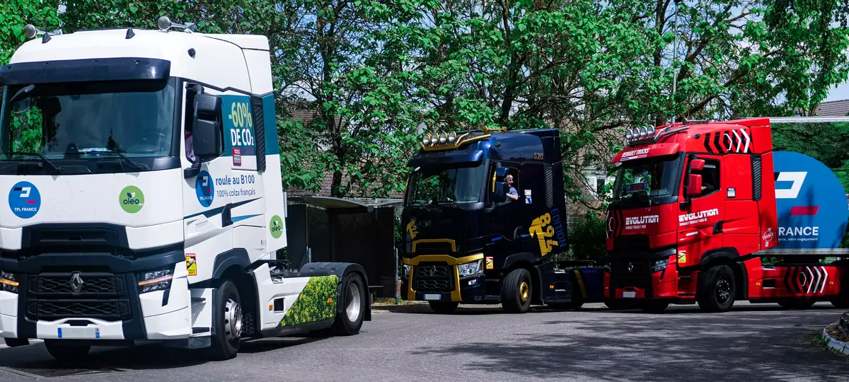 Trois tracteurs routiers TPL France : un blanc qui roule au B100, un bleu nuit et un rouge