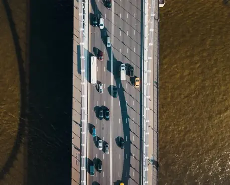 Vue aérienne d’un pont routier